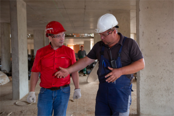 Trabajadores analizando patologías de la construcción