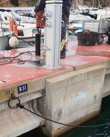 Extracción de testigos en el estudio de los pantalanes del puerto deportivo marina de  Palamós 
