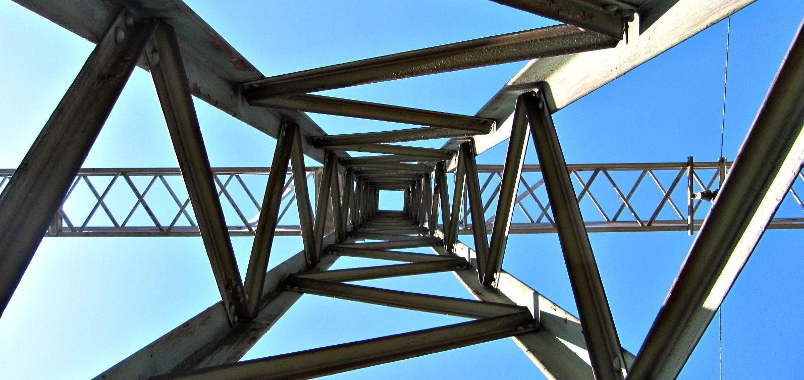 Referencias edificación PPC. Imagen de una estructura  metálica